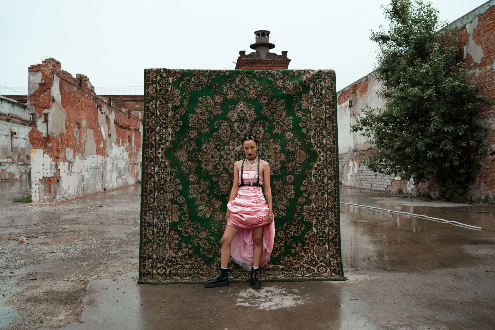 Mobile runway fashion editorial look 5