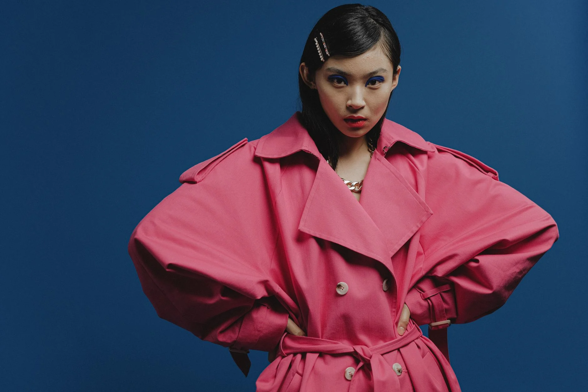 Mobile runway fashion editorial look 3