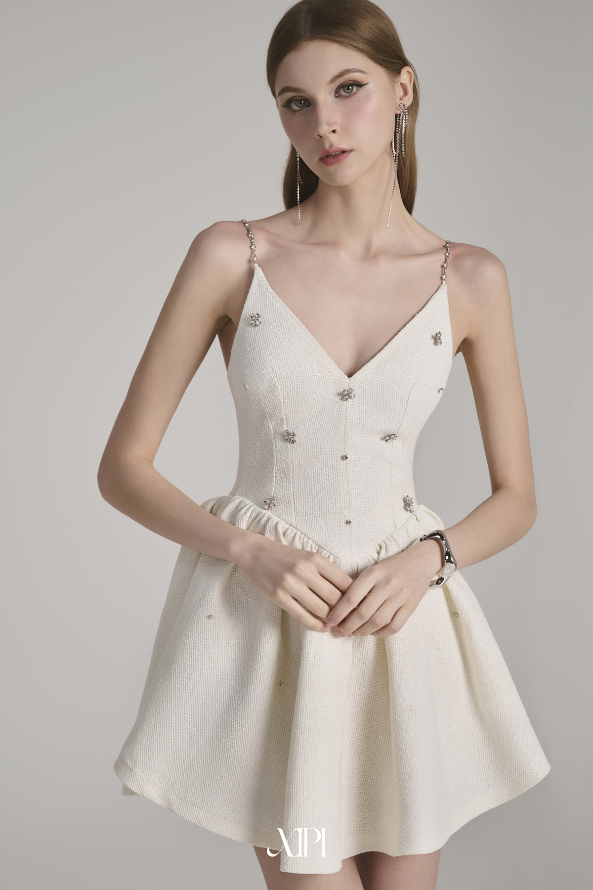 Ángela Dress - Đầm Bố Trắng Tùng Xòe Đính Đá