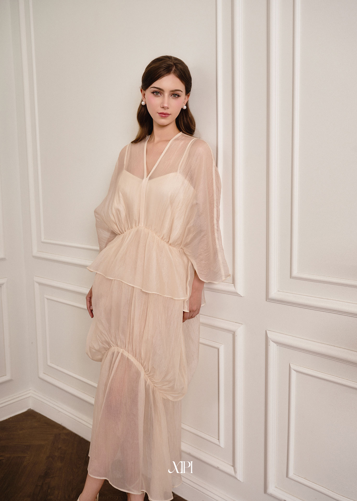 Romy Maxi - Đầm Voan Tơ Kem Cổ V Tùng Nhún Nhiều Tầng