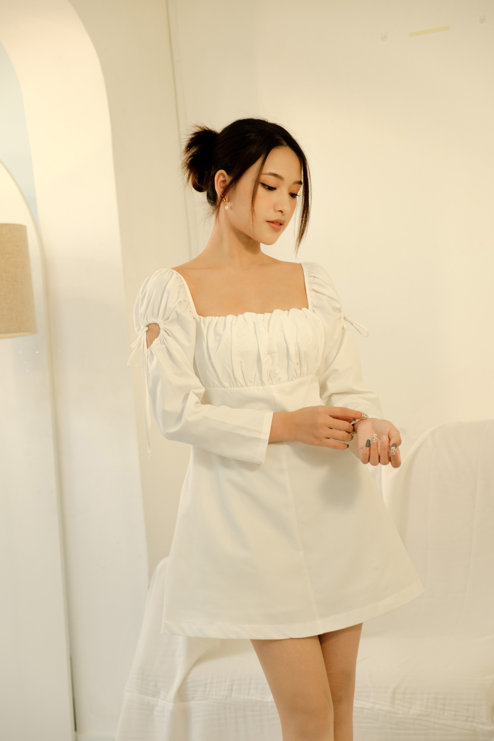 Đầm Nhún Ngực Tay Rút Dây Màu Trắng alternate