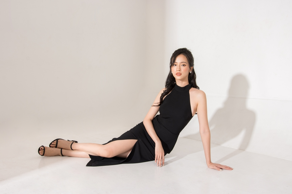 Đầm Đen Cổ Yếm alternate