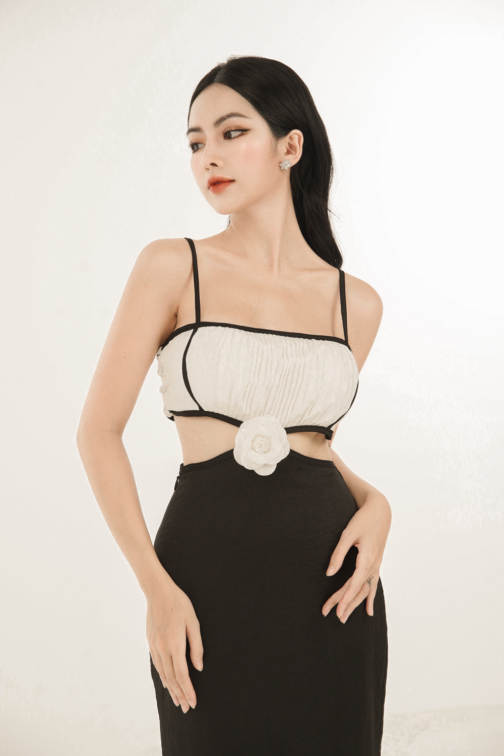 Đầm Đen Phối Ngực Xếp Ly Màu Trắng Kèm Bông alternate