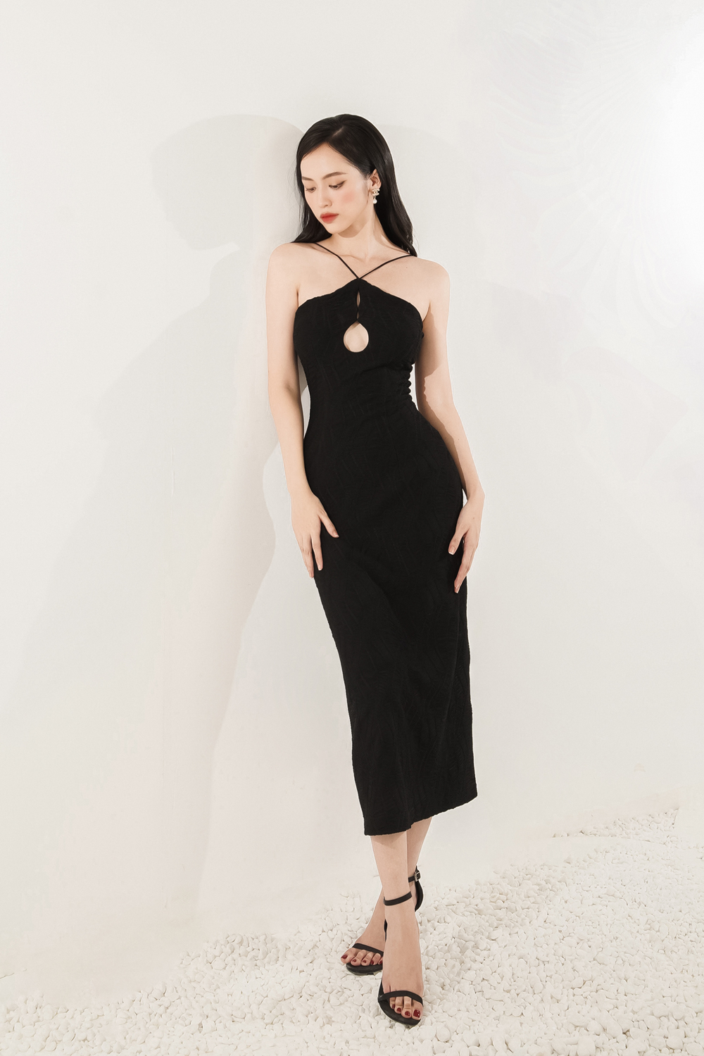 Đầm Yếm Khoét Ngực Dệt Kim Đen alternate