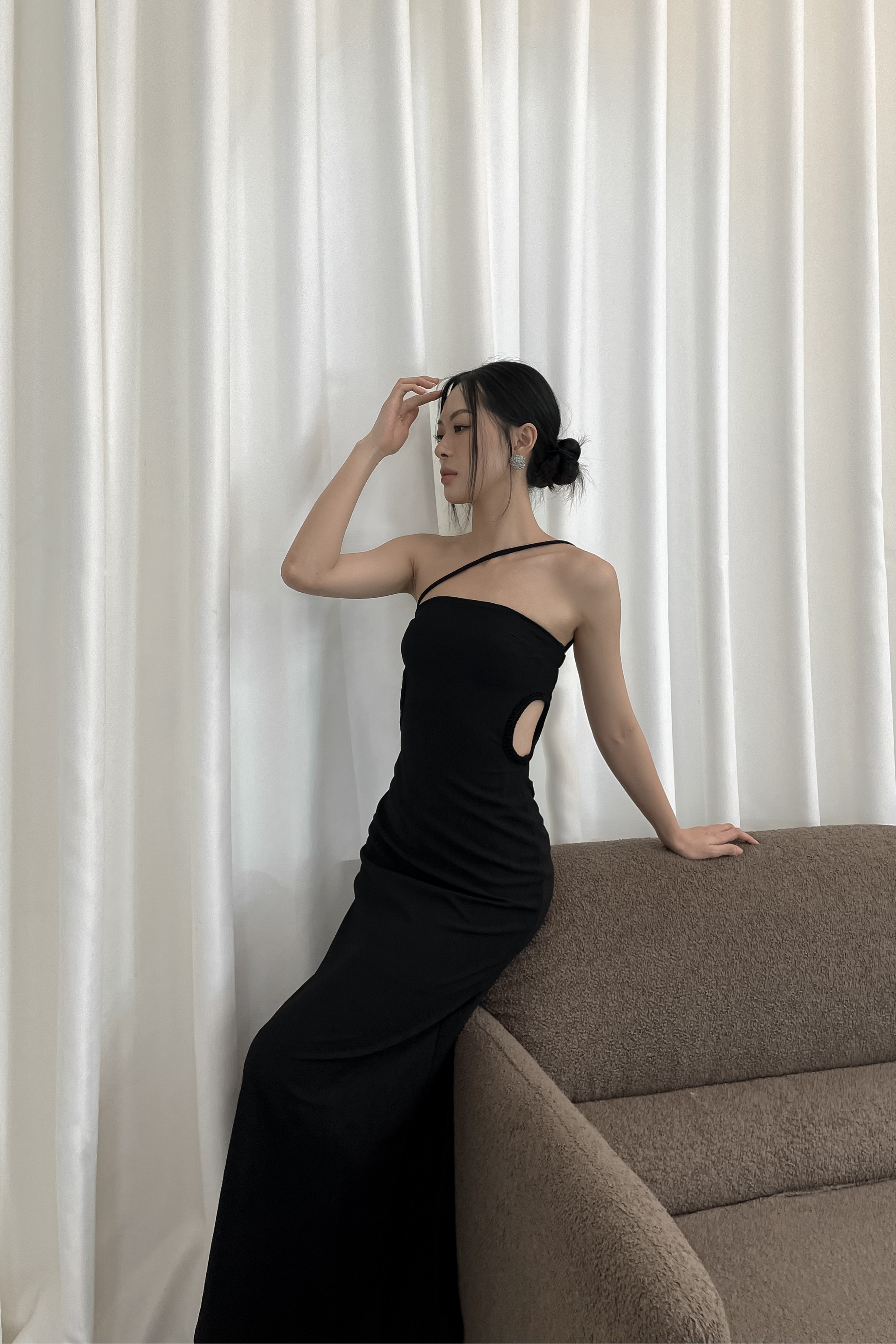 Đầm Đen Khoét Eo Cột Dây Lưng