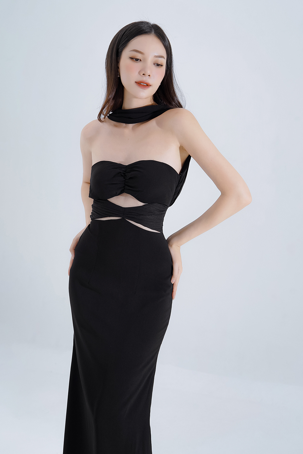 Đầm Cut Out Màu Đen alternate