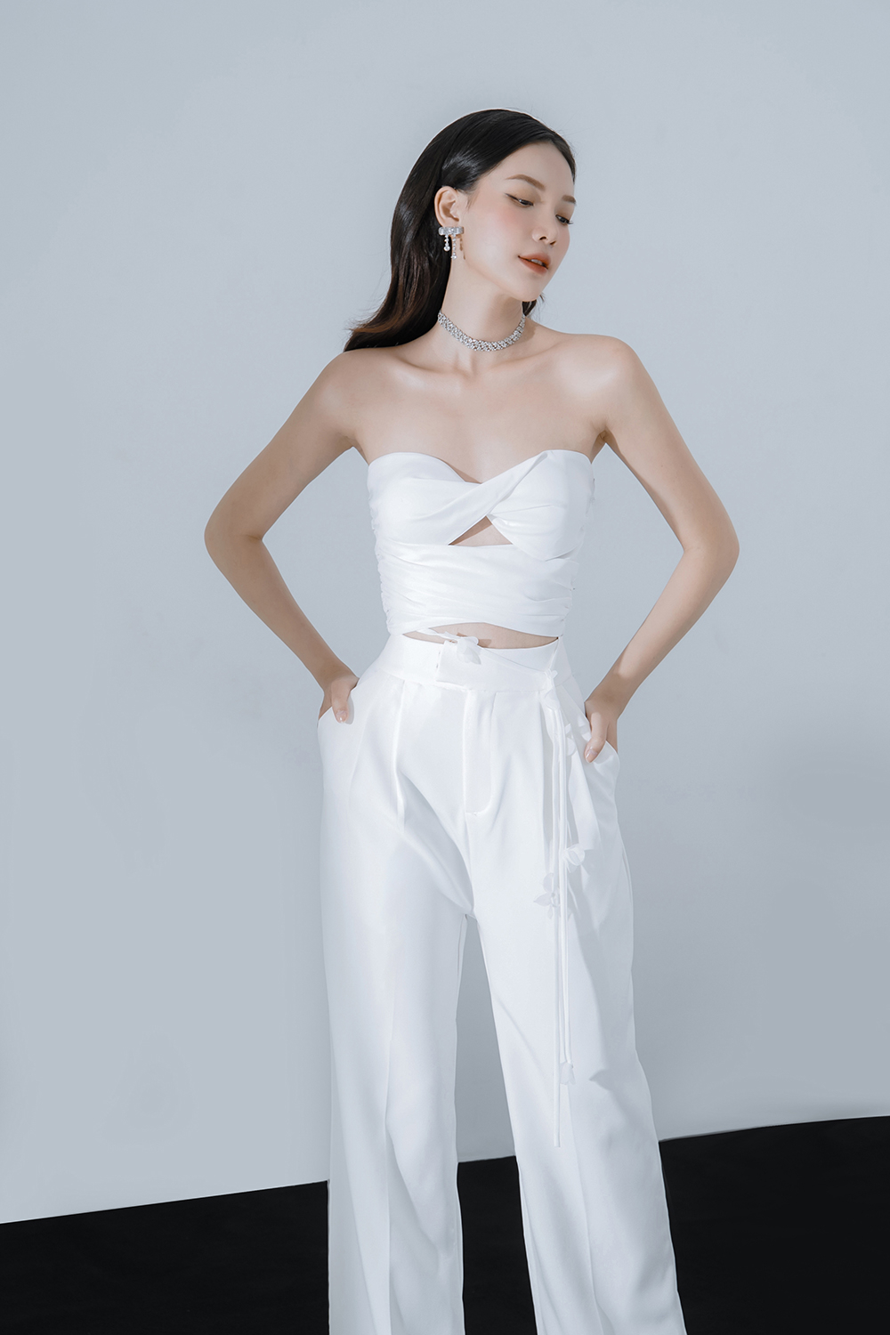 Áo Lụa Xoắn Ngực Dây Cột Đính Hoa