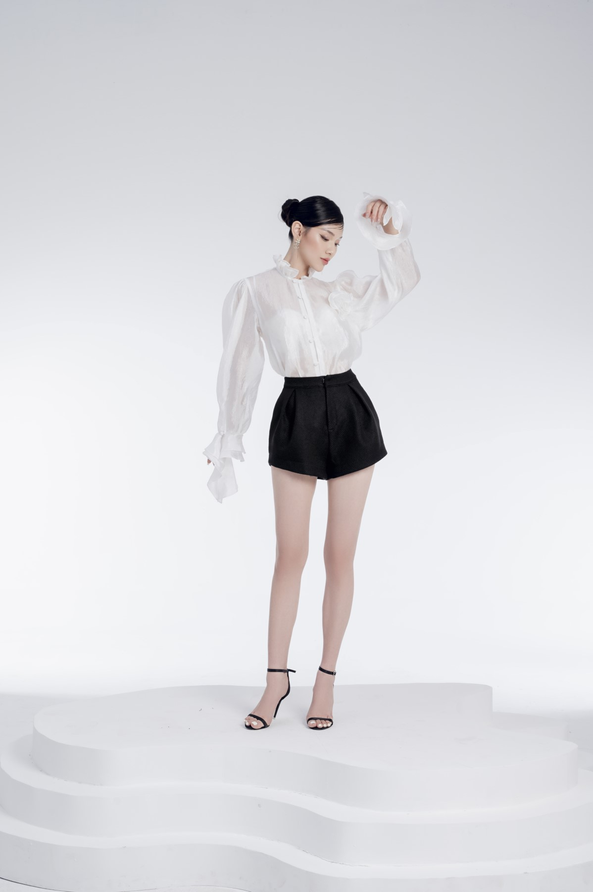 Quần Short Đen Xéo Lai alternate