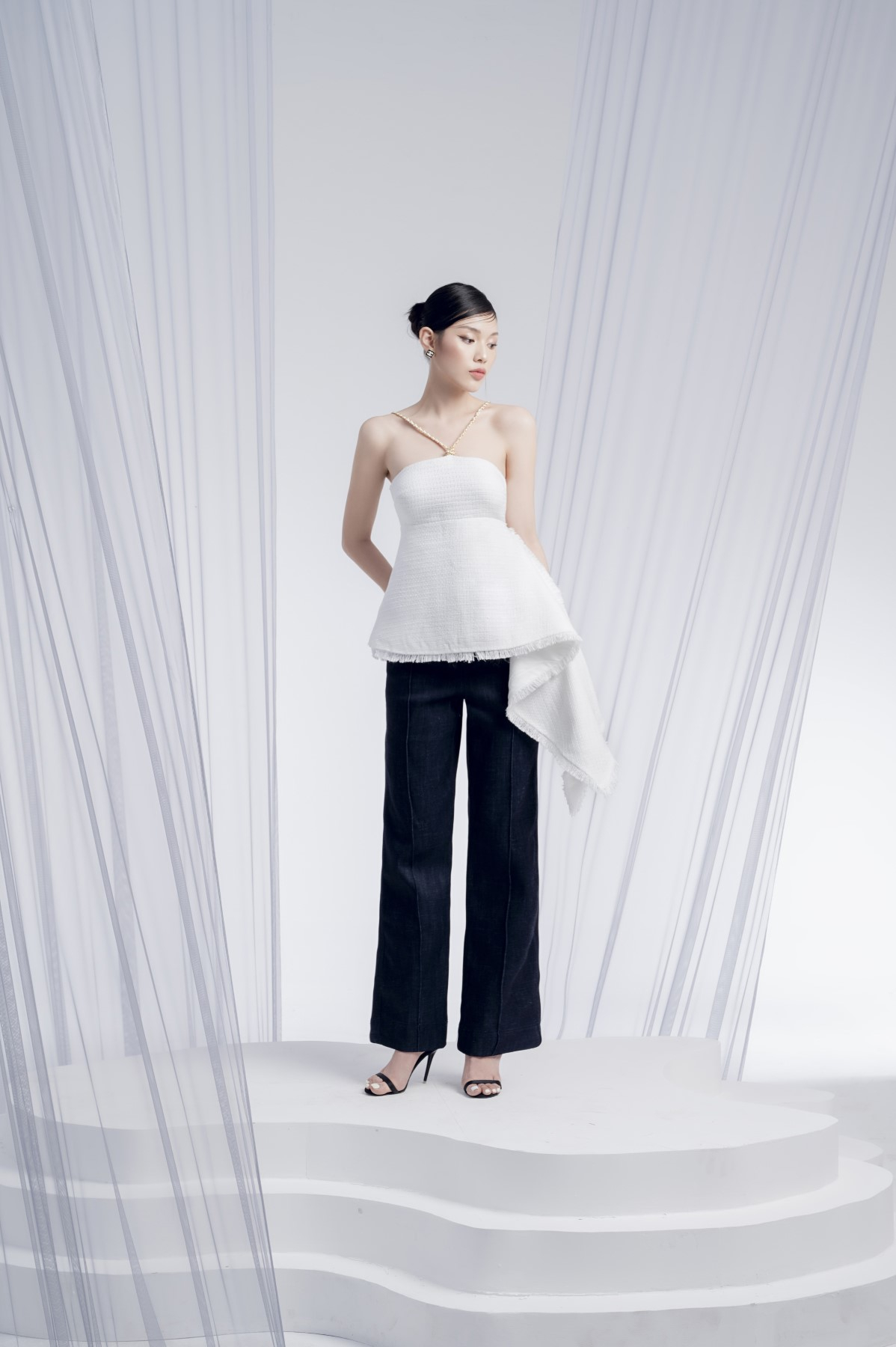 Áo Trắng Tà Xéo Vải Tweed