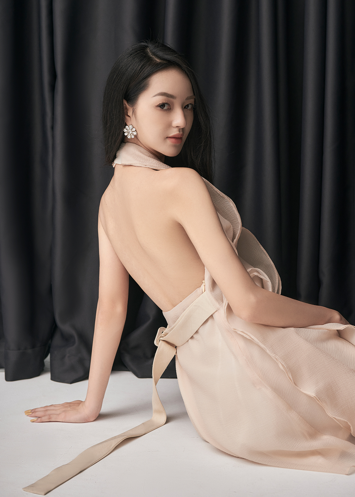 Đầm Voan Kem Hở Lưng Bèo Dọc alternate