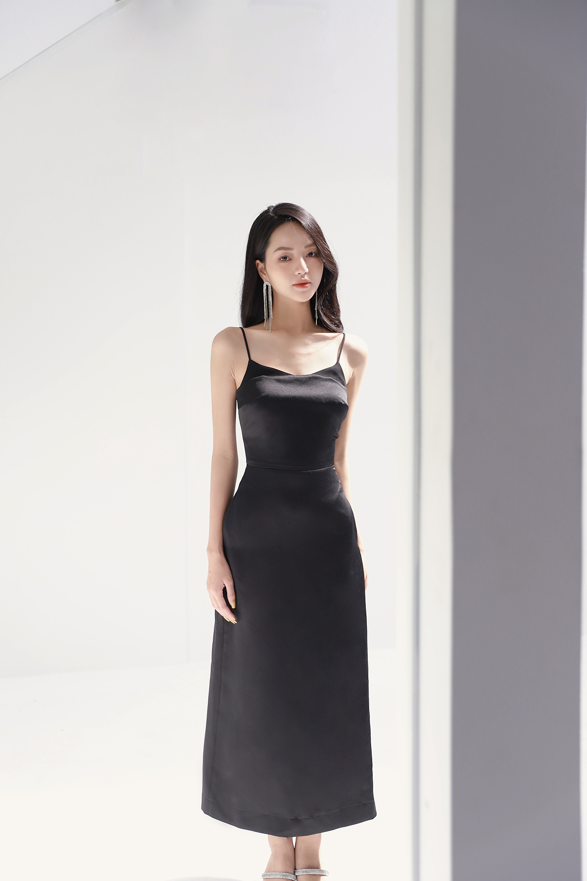 Đầm Dây Đen Vải Tapta Phối Ngực