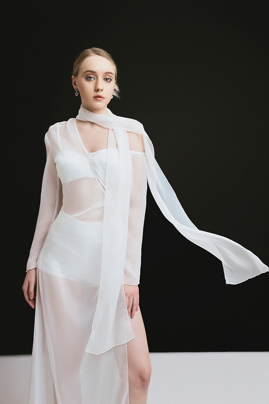 Amelinda (White) - Đầm Voan Lệch Vai Xẻ Tùng Màu Trắng alternate