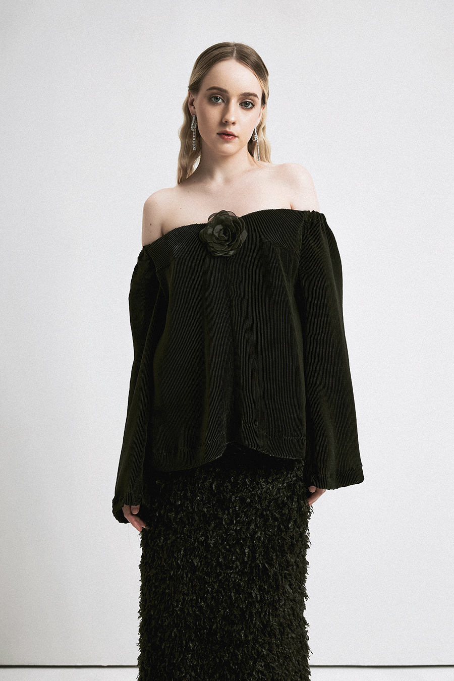 Anthea - Áo Bẹt Vai Đính Hoa Dập Ly Đen