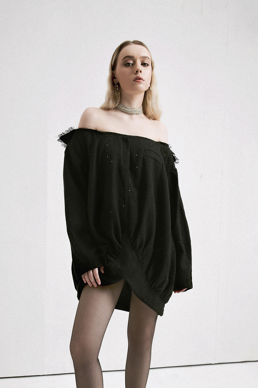 Aimee - Áo Bẹt Vai Đen Vải Bố Lấp Lánh