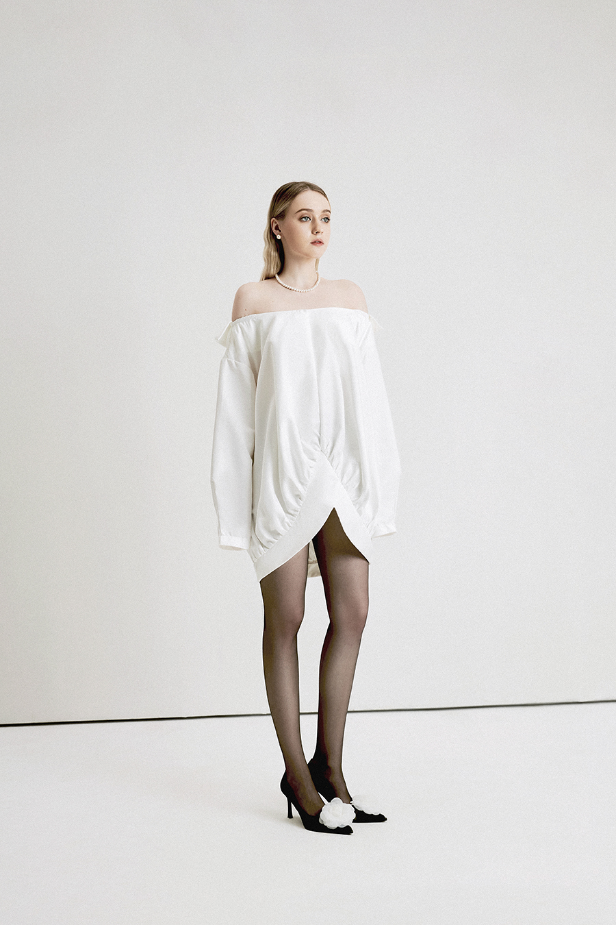 Desi Dress - Đầm Bẹt Vai Kaki Trắng alternate