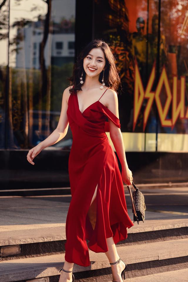 Đầm Đỏ Dài Xẻ Tà Trước