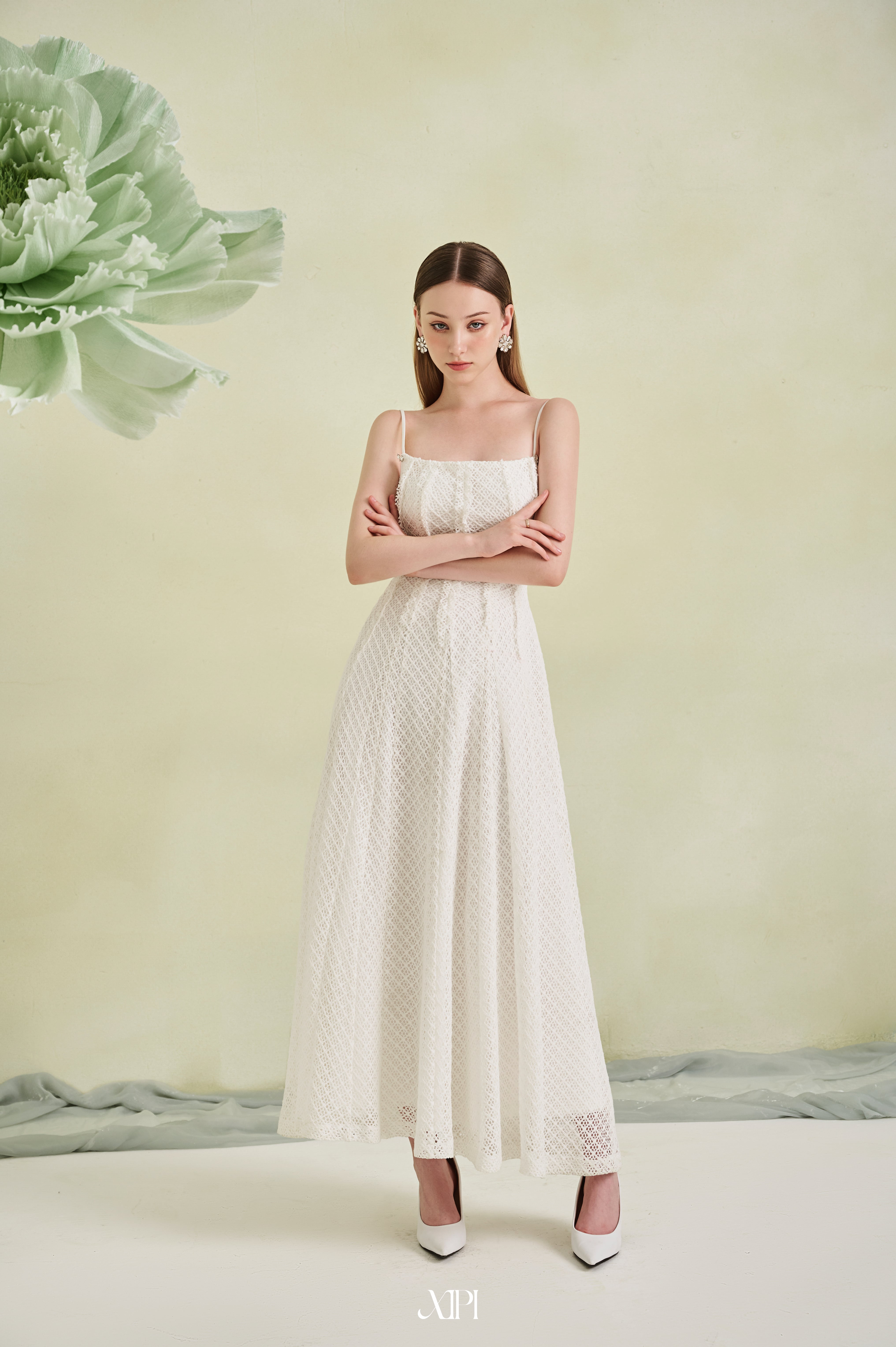 Maive Dress - Đầm Ren Dệt Màu Trắng Xẻ V Sườn Đính Nút Nơ alternate