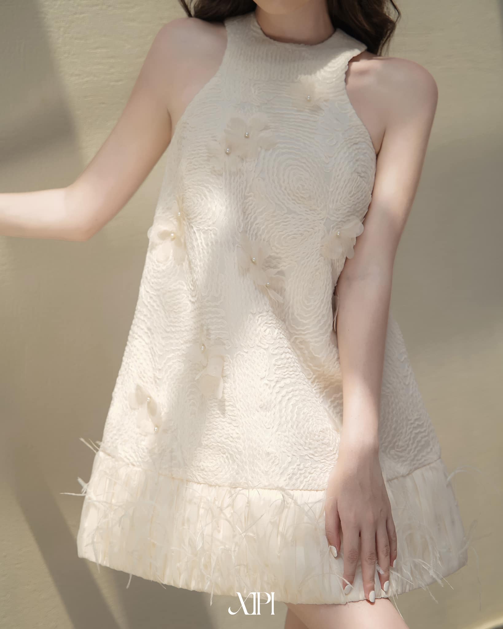 Martha ( Kem ) - Đầm Ren Phối Voan Đính Hoa Và Lông Vũ alternate