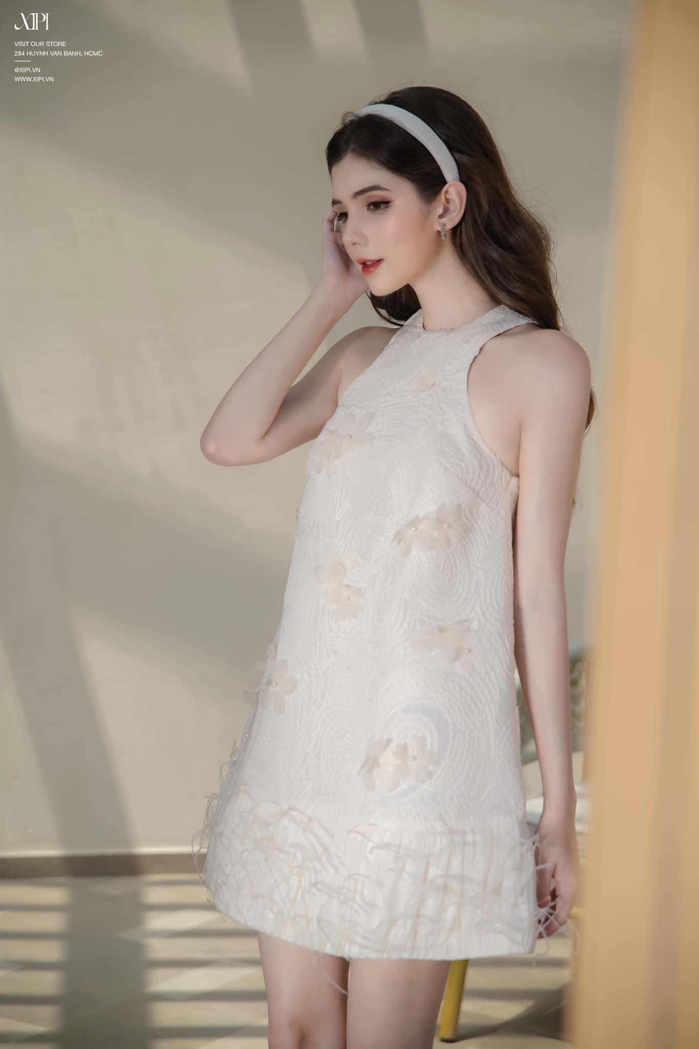 Martha ( Kem ) - Đầm Ren Phối Voan Đính Hoa Và Lông Vũ