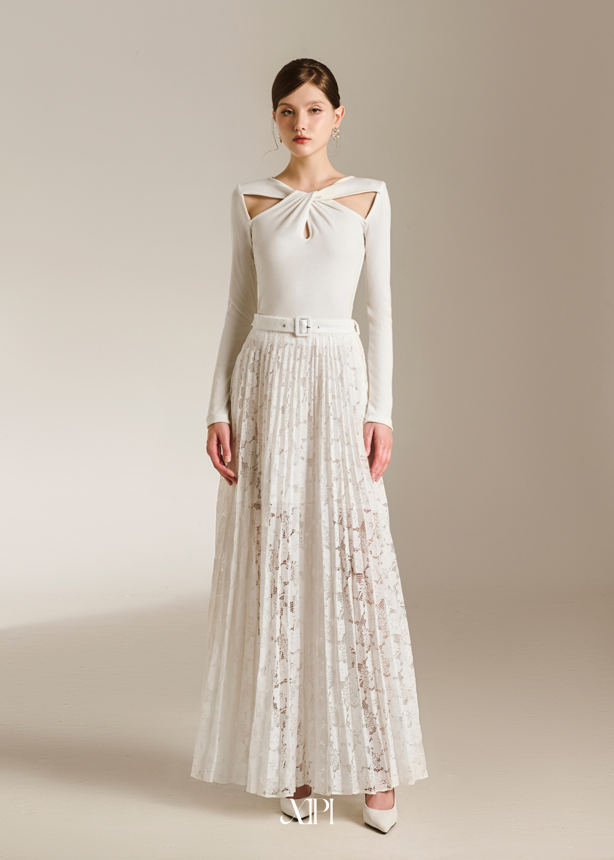 Opal Top - Áo Thun Trắng Dài Tay Cổ Xoắn alternate