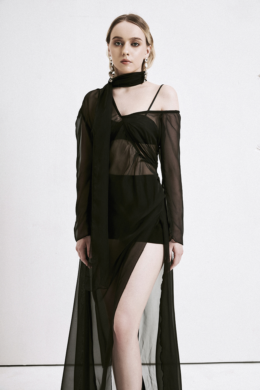 Amelinda (Black) - Đầm Voan Lệch Vai Xẻ Tùng Màu Đen alternate