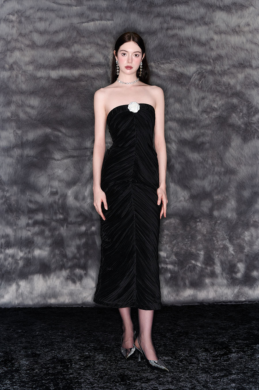 Estella ( Black ) Đầm Cúp Đen Xếp Ly Kèm Hoa