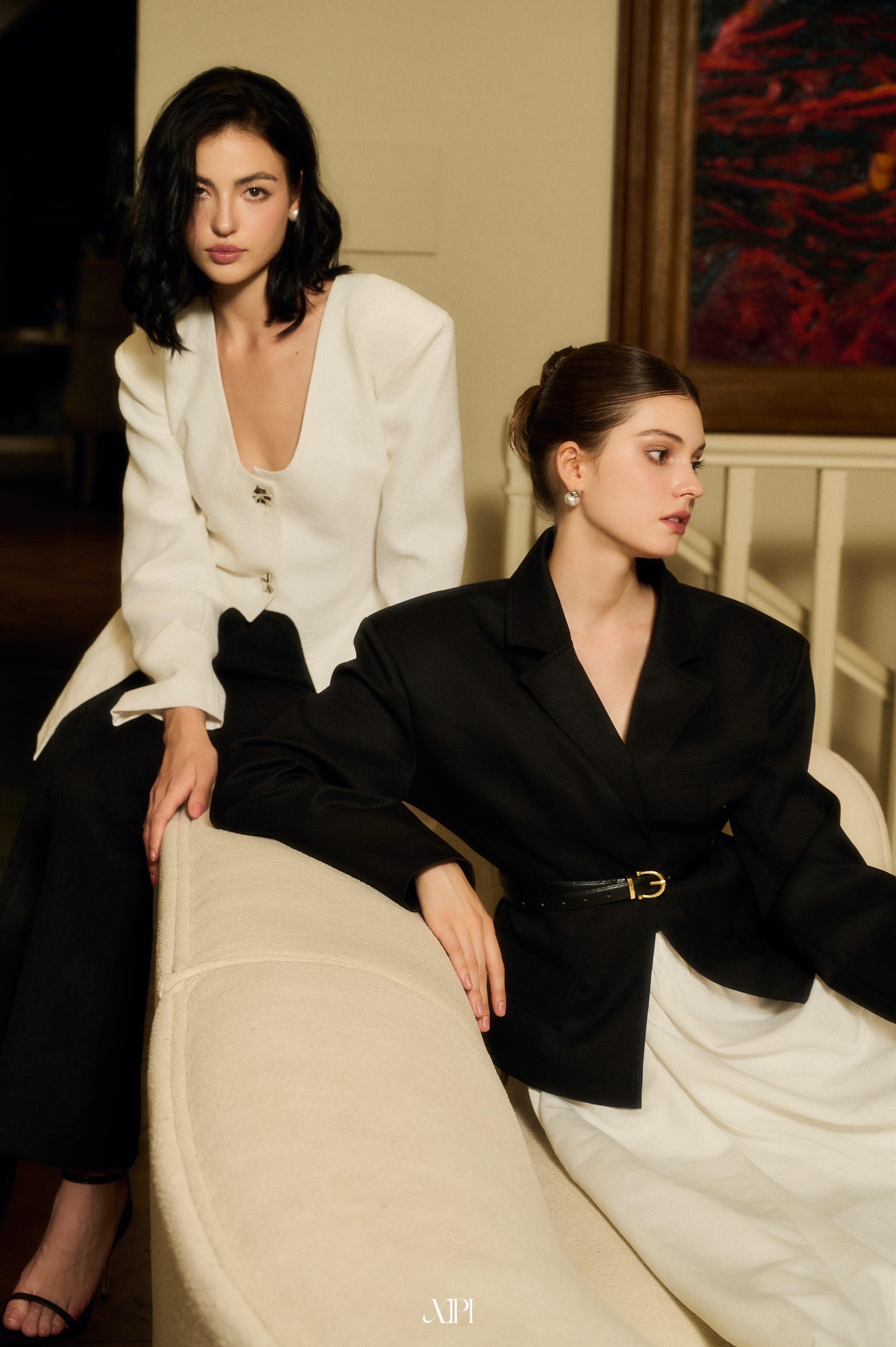 Ette (White) - Áo Cổ U Màu Trắng Nút Kim Loại alternate