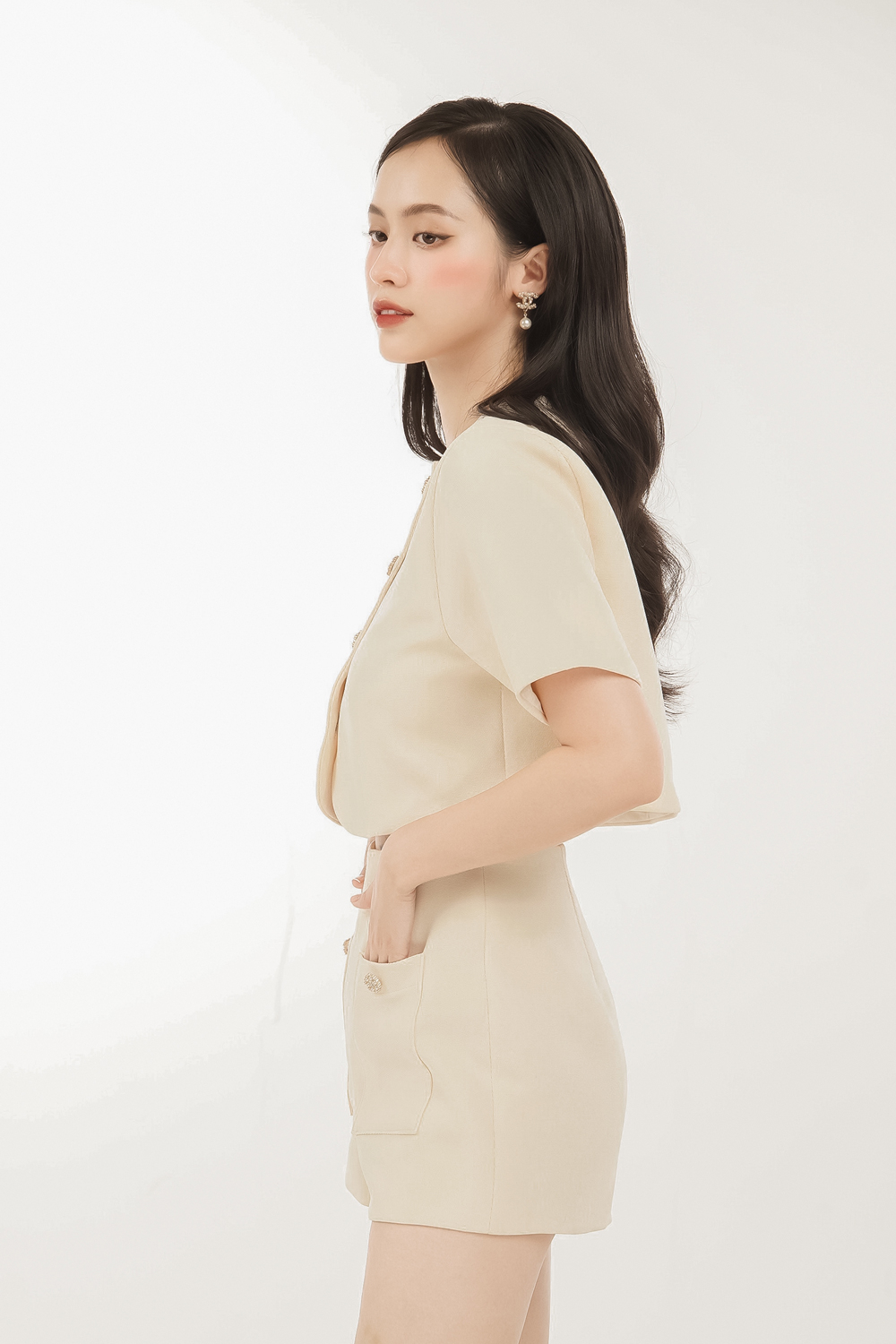 Áo Màu Kem Croptop Cổ Tròn Nút Đính Đá alternate