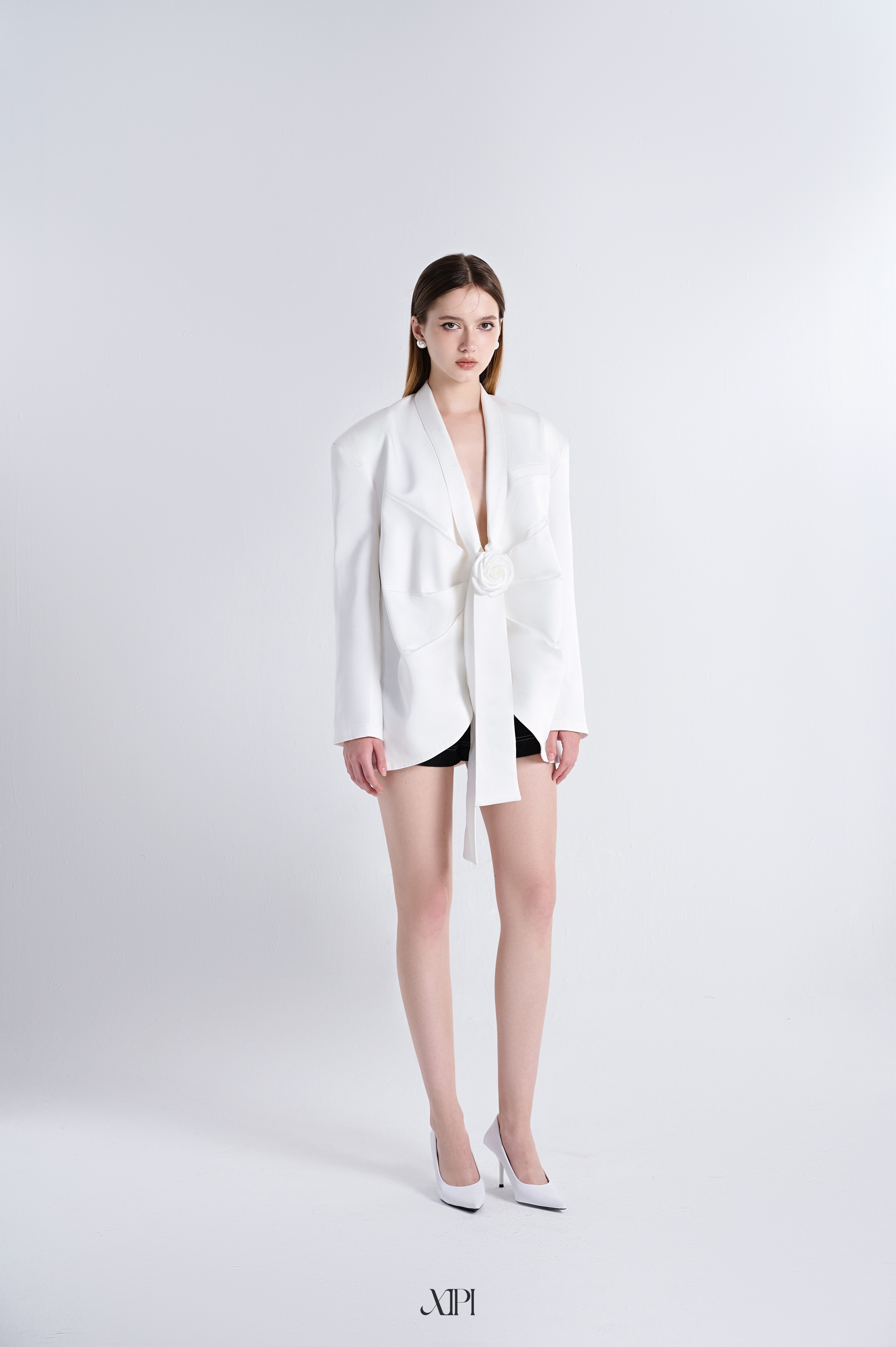Eirlys - Áo Vest Lụa Trắng Kèm Hoa