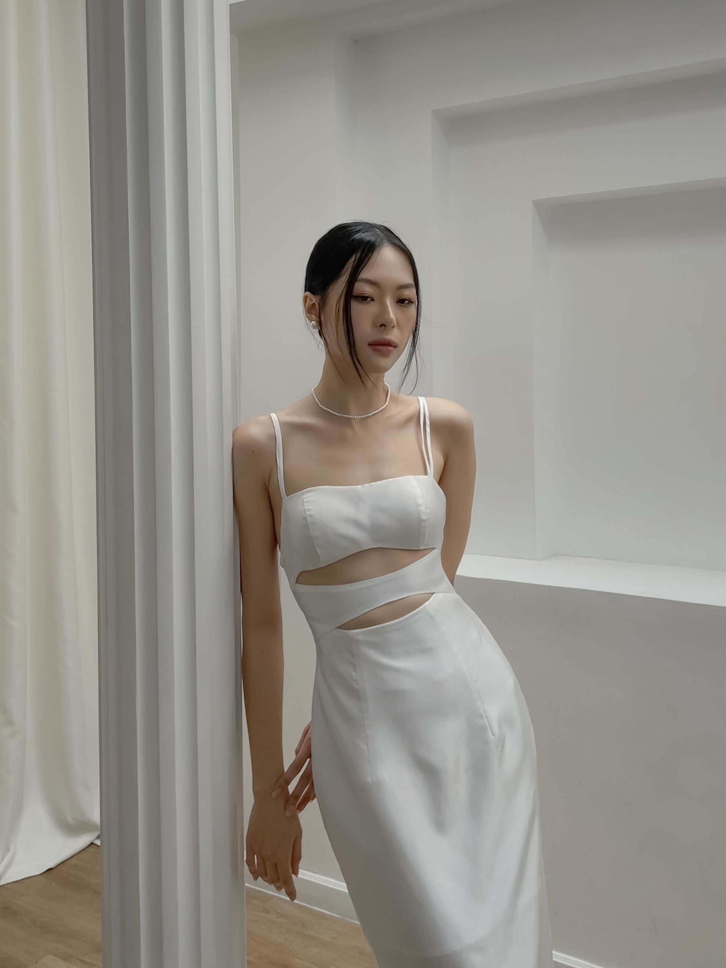 Đầm Trắng Cut Out Dây Chéo Sau