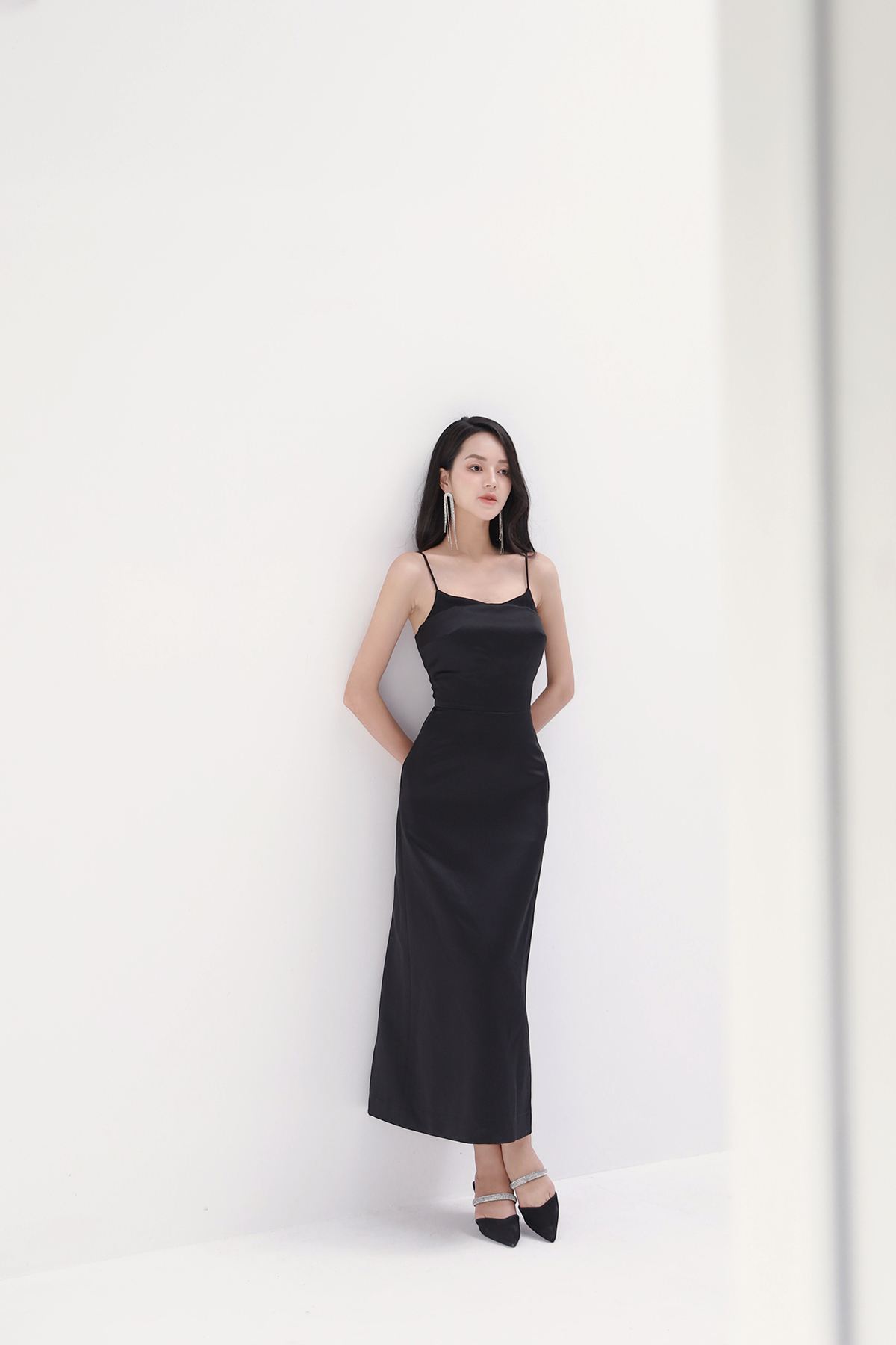 Đầm Dây Đen Vải Tapta Phối Ngực