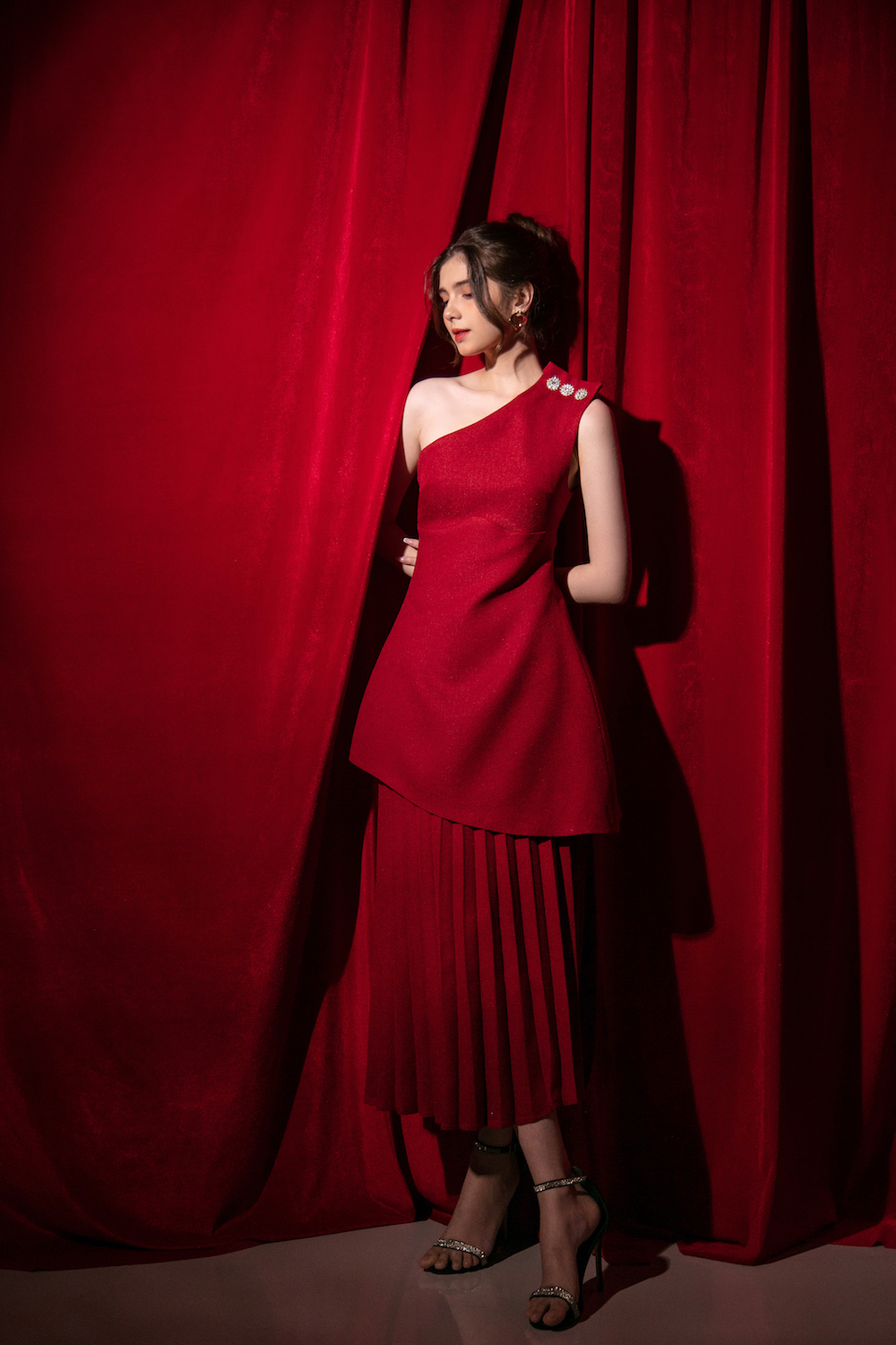 Ruby - Chân Váy Dập Ly Đỏ Vải Bố Lenin